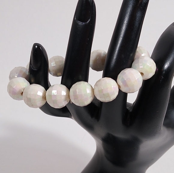 Bracelet White Iridescent Beads Stretch Handmade - Picture 3 of 3